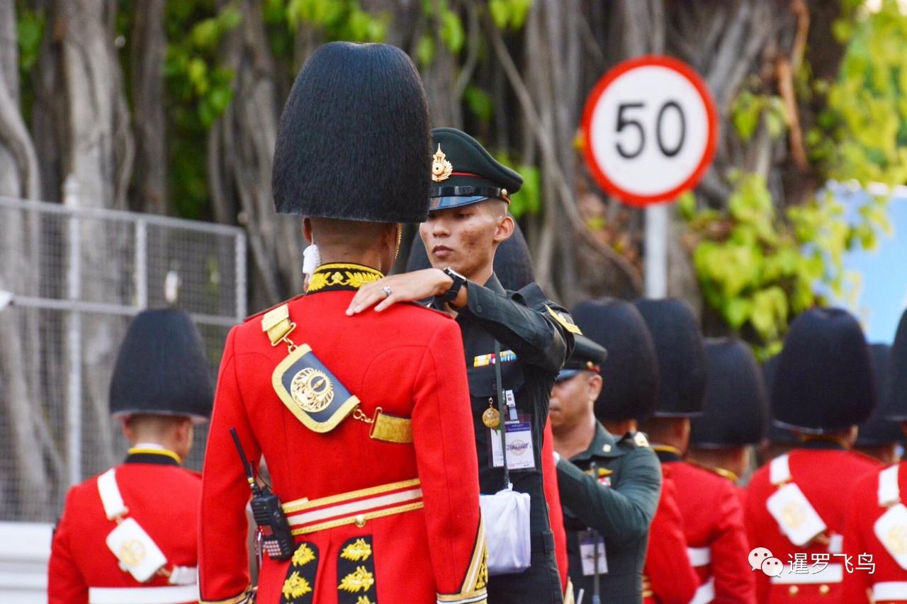 67军官为仪仗队士兵擦汗67676767675月6日周一,加冕大典