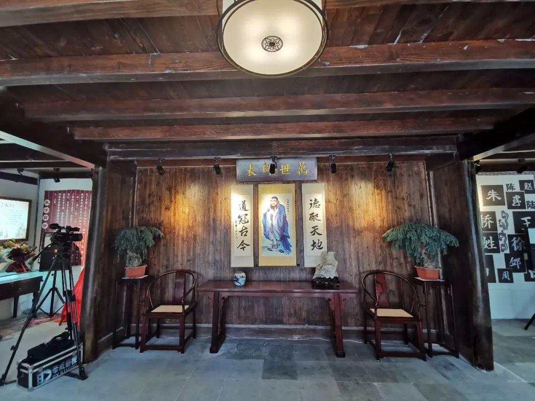 成人礼致青春临湖镇诗礼堂举行成人礼及揭牌仪式