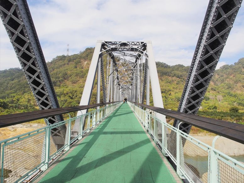 而成的自行車道到了花梁鋼橋 鋼鐵的橋樑是日據時代的舊山線鐵道在