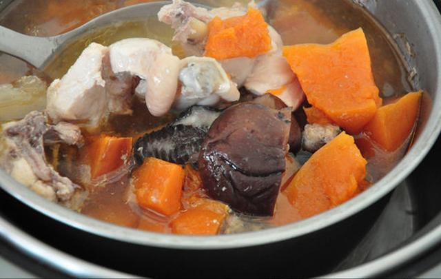 5,电锅炖汤不费时不费力就是这么简单,为家人盛上一碗热腾腾的南瓜炖