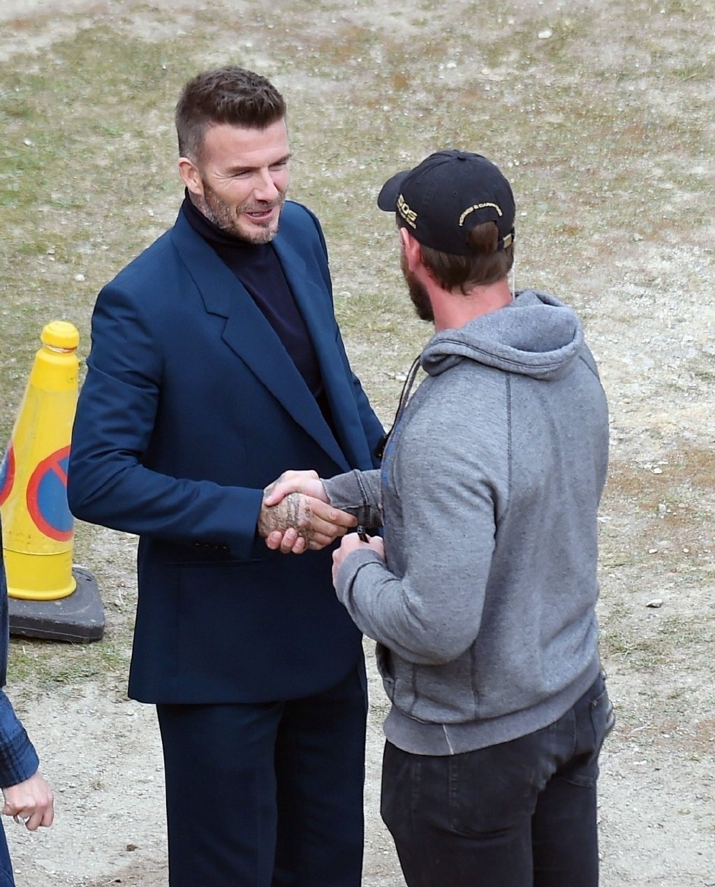 太酷了44岁贝克汉姆再拍时尚大片红棉袜皮凉拖实力抢镜