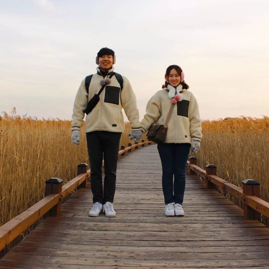 这才叫情侣照你那顶多算合影