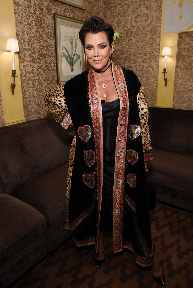 63岁卡戴珊妈妈穿刺绣大衣秀身材,38岁黑人小男友贴心陪伴好恩爱