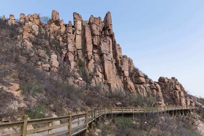 下行时居高临下,一边鸟瞰大黑山全景,一边俯视奇峰怪石,别样风采,令人