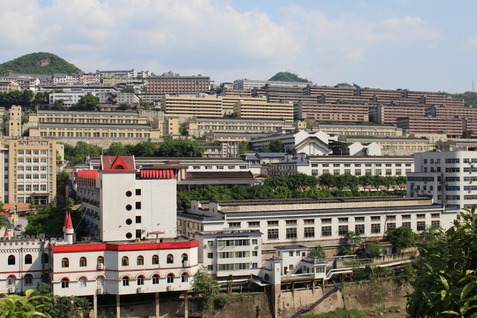 酱酒部落得天独厚的茅台镇赤水河畔酱香型白酒酒厂生产的天然秘密配方