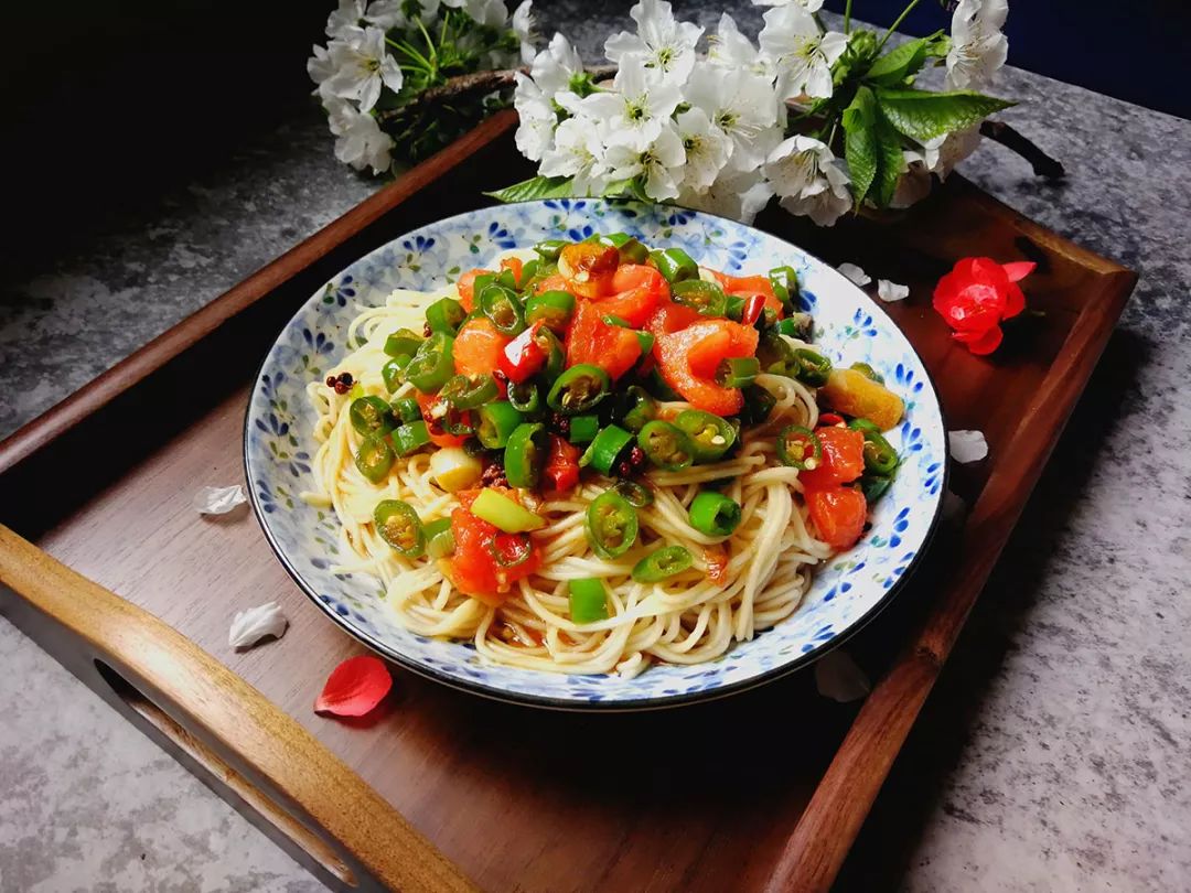 西红柿青椒盖浇面:吃腻了汤面,换个花样