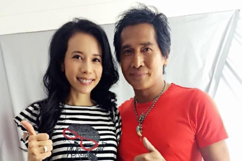 他在服兵役的时候,认识了当时的饭店歌手方美芳,两人后来同居,并生下