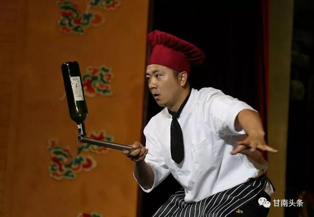 杂技《快乐厨师》杂技《单手倒立》小丑互动女声独唱《阳光路上》杂技