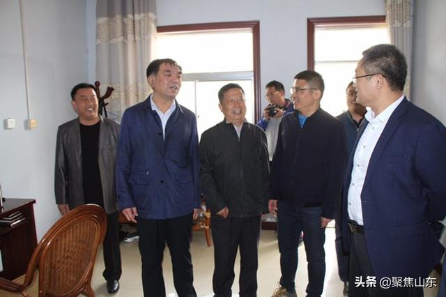 丁锋到村看望省派"第一书记"并调研