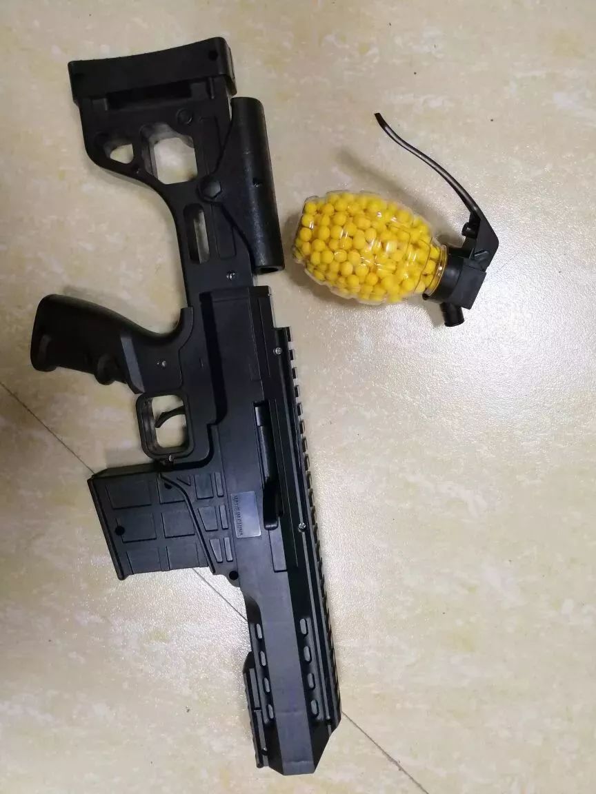 城区一家文具店里花了40块钱买了这把玩具枪,包装里附送一罐500发子弹