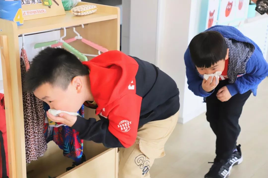 上午10:10分紧急的警报声响起用湿毛巾捂住口鼻弯腰小步快走将安全