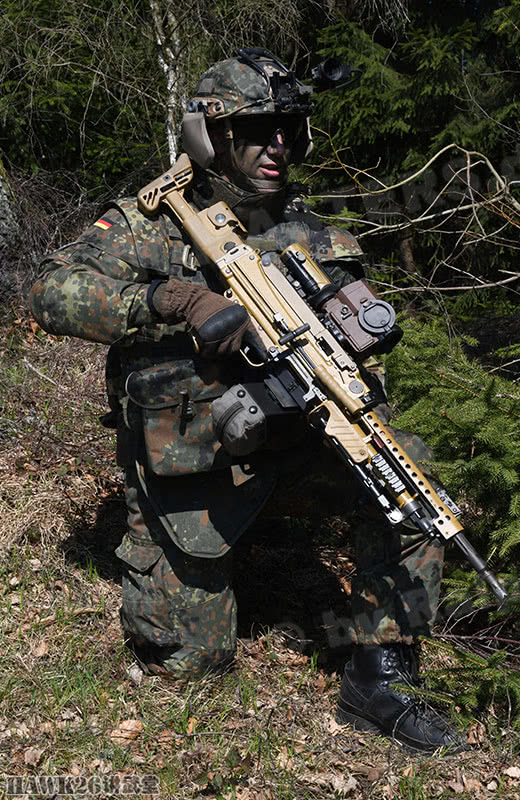 mg5机枪全重10千克,比mg3要轻了2千克,但配备上这些瞄准镜重量真的没