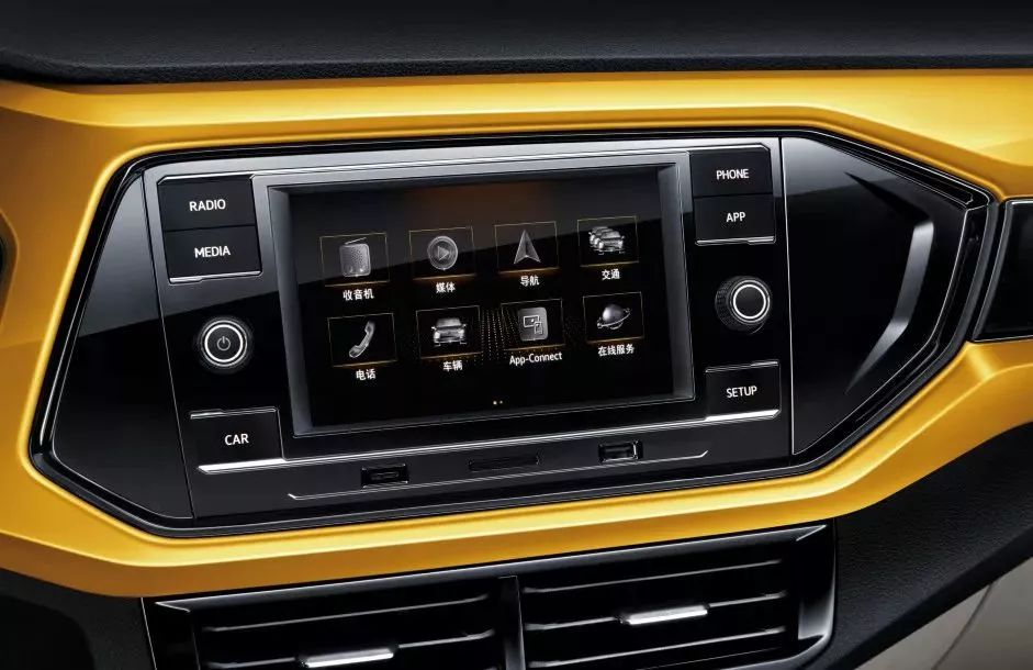 6.5英寸彩色触摸屏起跳并支持carlife,carplay & mirrorlink手机映射.