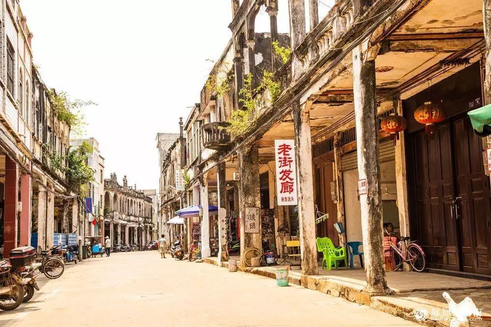 雕刻精致的峰顶,无一雷同的墙面图案……走在铺前镇胜利老街街道上