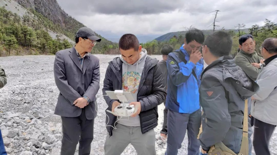 云南省市县地质专家组实地勘察丽江玉龙雪山山体崩塌崩塌为自然现象