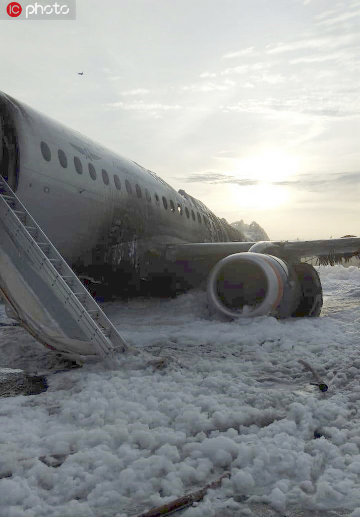 俄罗斯一客机迫降起火 致41人遇难