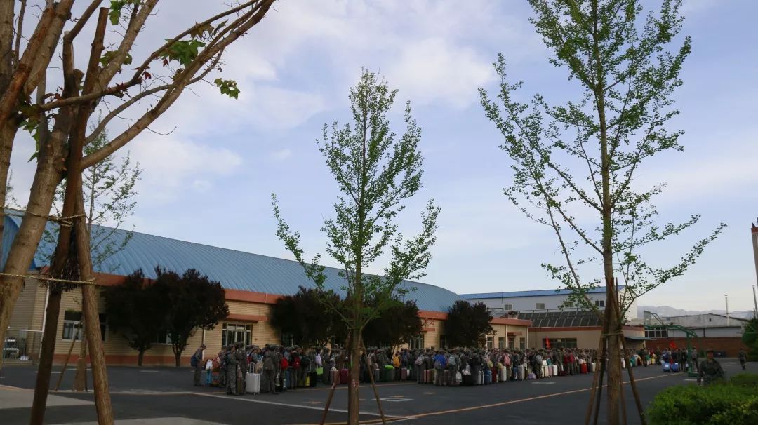 睡意朦胧的我们顺利抵达怀柔军训基地,放眼望去,满是干净的青砖和错落