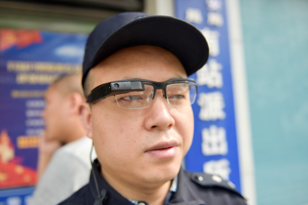 江西南昌:民警戴ar警务眼镜执勤 人群中可秒识逃犯