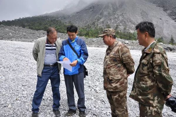 云南省市县地质专家组实地勘察丽江玉龙雪山山体崩塌崩塌为自然现象