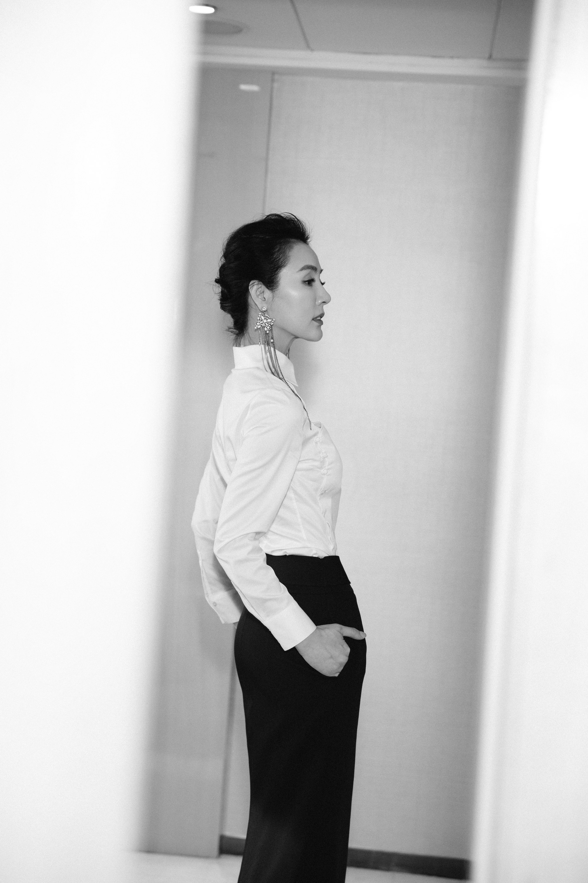 姜宏波出席《筑梦情缘》发布会 身着黑白西装礼服惊艳亮相