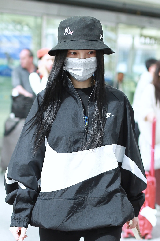 李小璐机场现身形单影只 渔夫帽 口罩遮面很低调