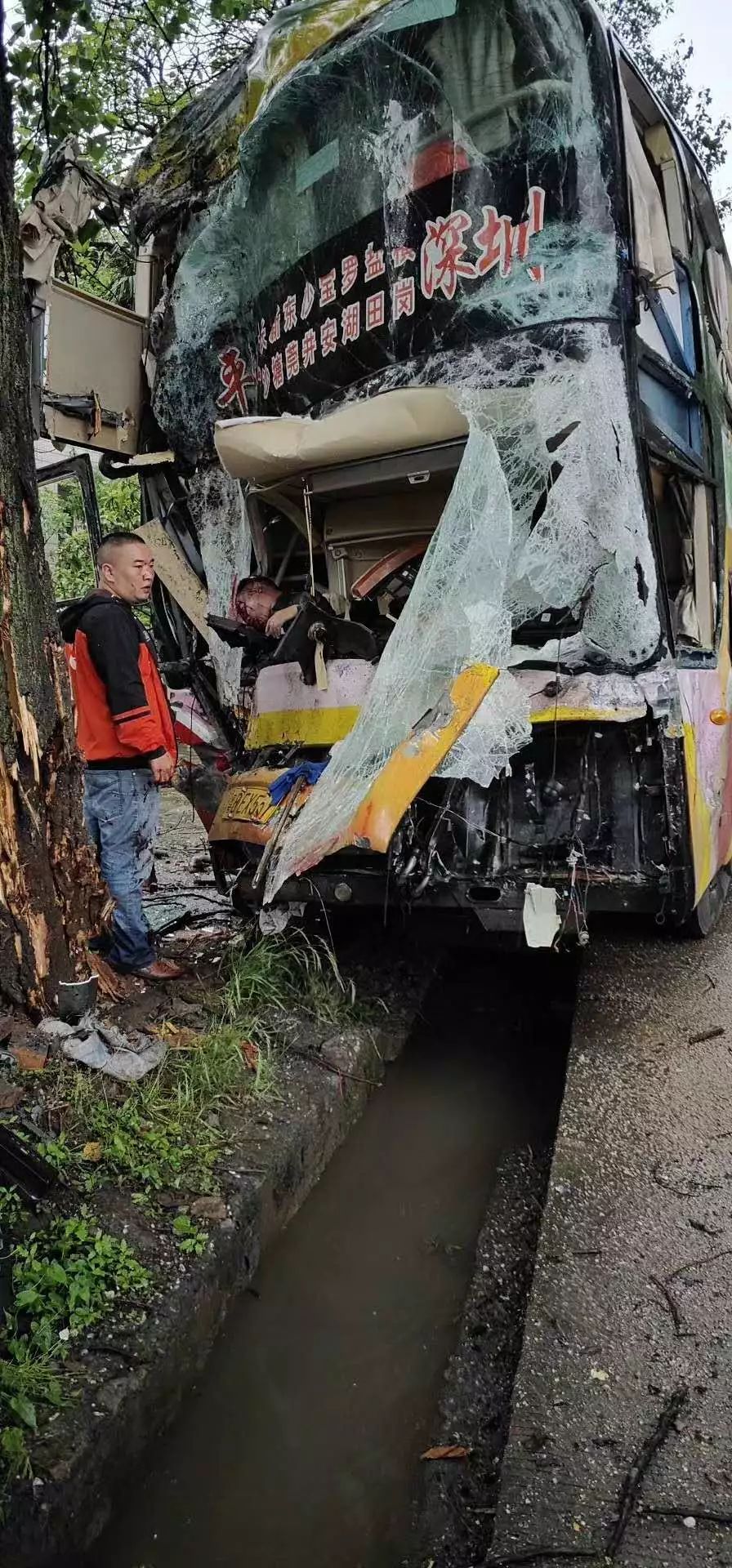 平江至深圳大巴在郴州发生事故,副驾驶员当场死亡.