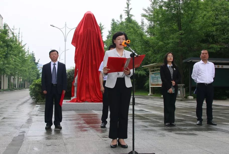 齐正兰在致辞中强调了孔子雕像在开中校园落成揭幕的重要意义,她指出