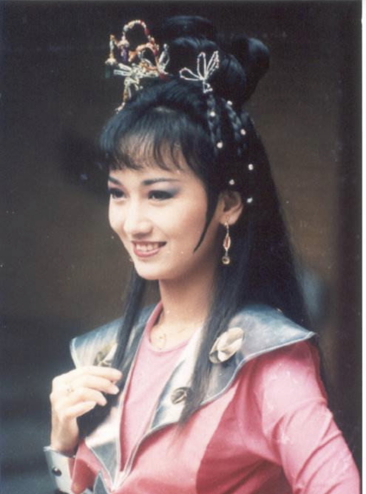 这个角色叫任依依,是赵雅芝最惊艳的古装扮相(内含17张图)_圣火
