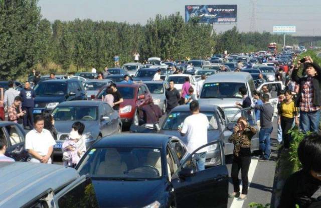 男子被堵高速上 下车遛弯10分钟后却找不到车了