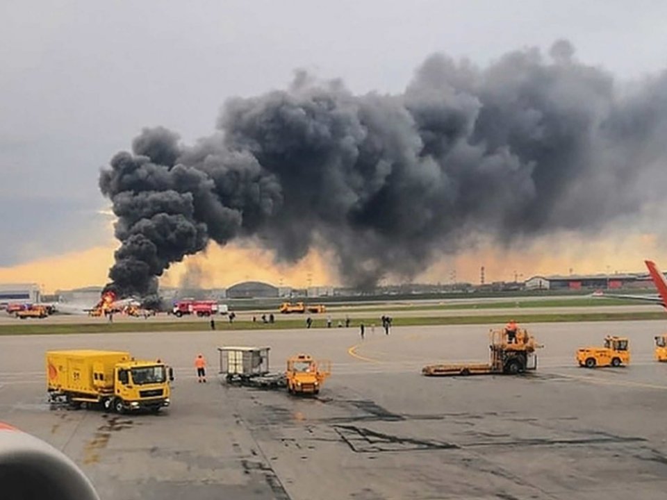 俄航客机被闪电击中着火,迫降现场惊险