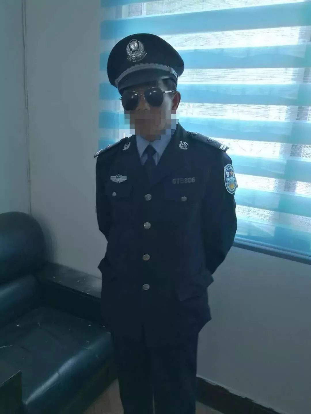 周口57歲男子冒充警察詐騙,家中四季警服警銜一應俱全!