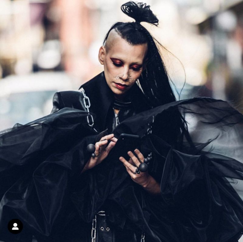 亮相2019aw纽约时装周并登上美版vogue网站为英国电子乐女歌手salt