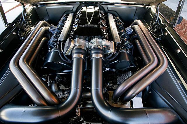 前面都还是用汽车或重机的引擎,这辆charger干脆用上赛艇引擎.