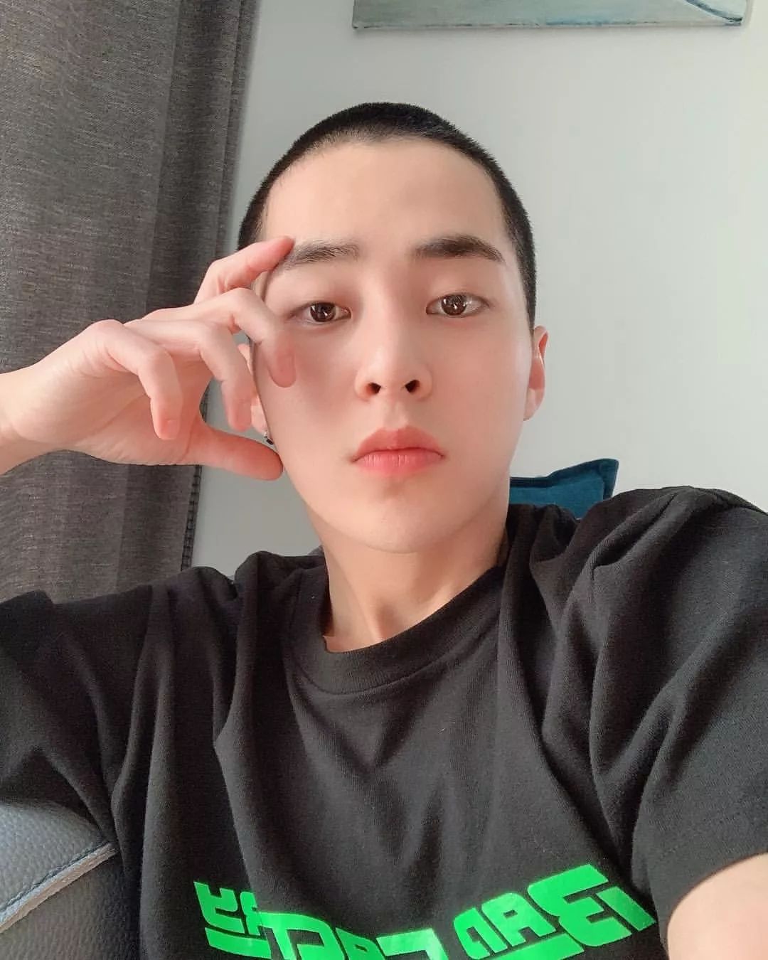 太好哭xiumin低调入伍 灿烈晒成员们摸xiumin寸头合照