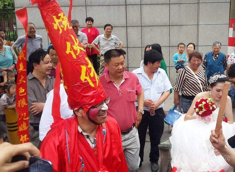 增強文明意識,自覺抵制惡俗婚鬧行為,讓婚禮迴歸溫馨浪漫,讓