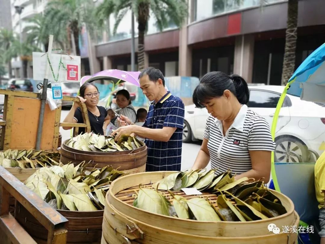 遂溪夫妻俩每日在路边摆摊一小时,月入过万?_小吃