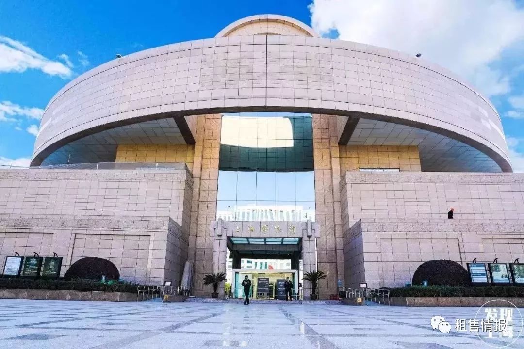 城隍庙商圈内还聚集了很多好吃好玩的店铺小馆能品尝到很多地道的