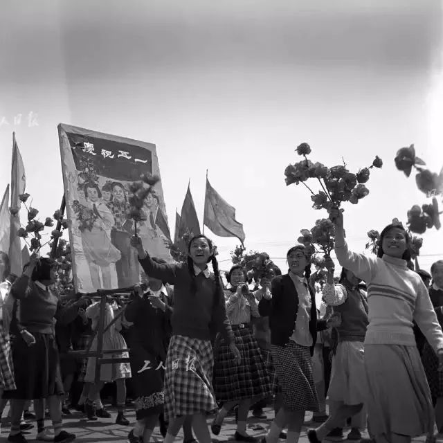 1951年,上海市200余万人庆祝"五一"国际劳动节.