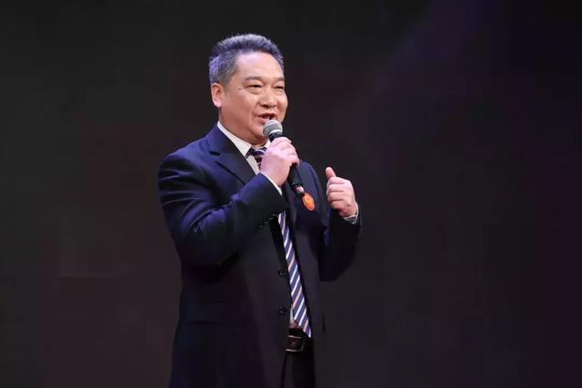 靖江53岁大爷获省级大赛第一名_黄铭