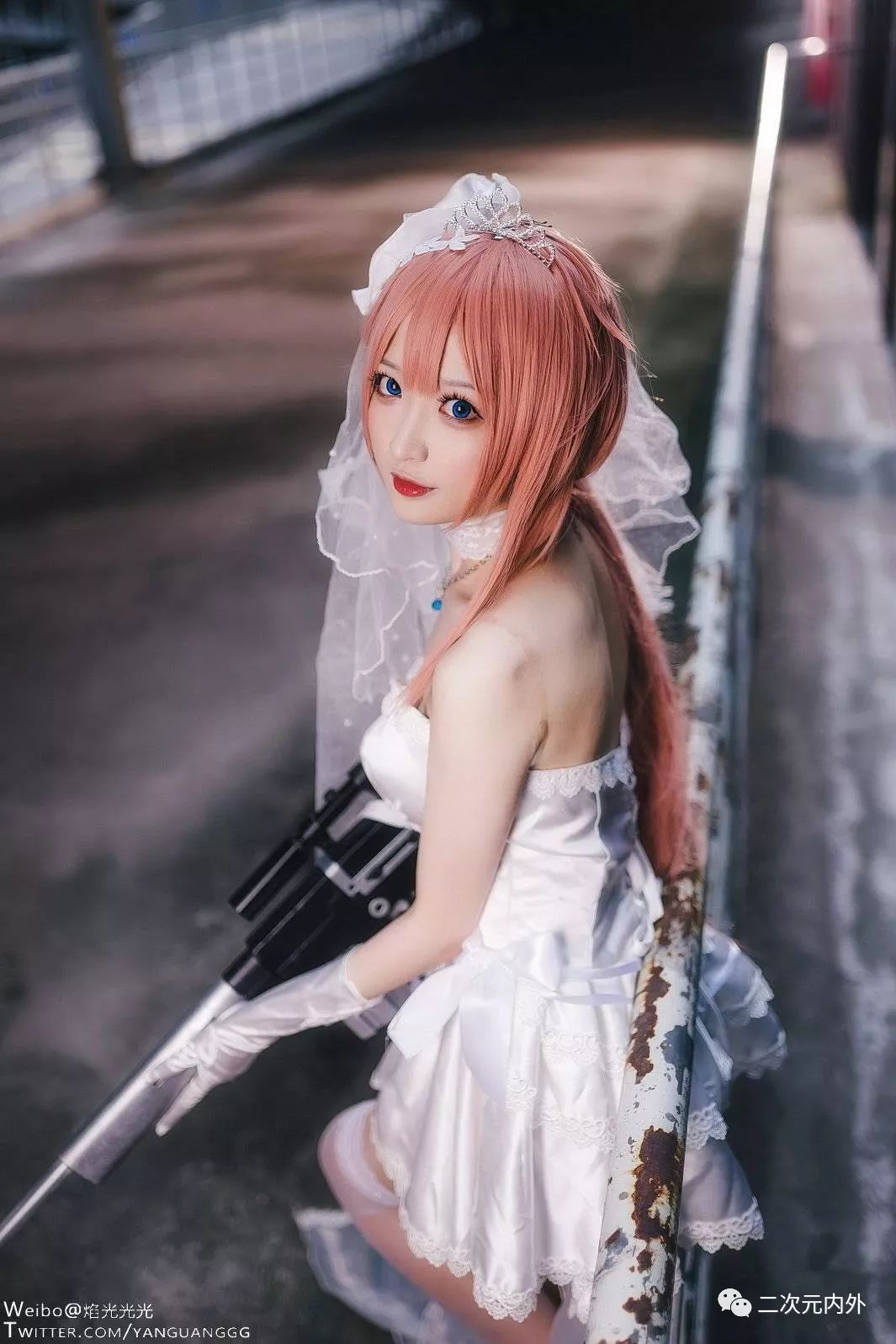 婚纱少女和长枪