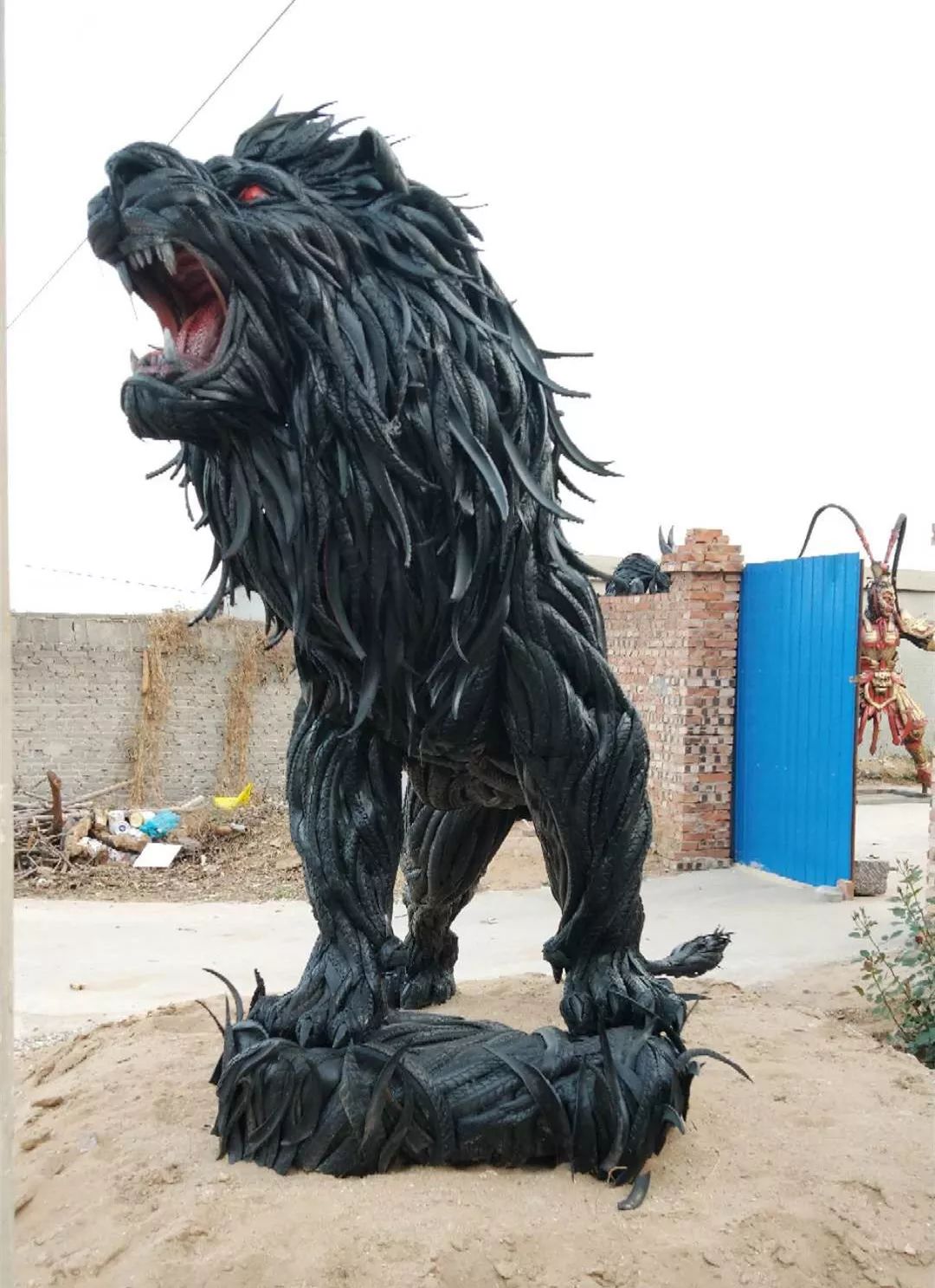 孙悟空十二生肖兽首恐龙废旧轮胎变身艺术品你见过吗