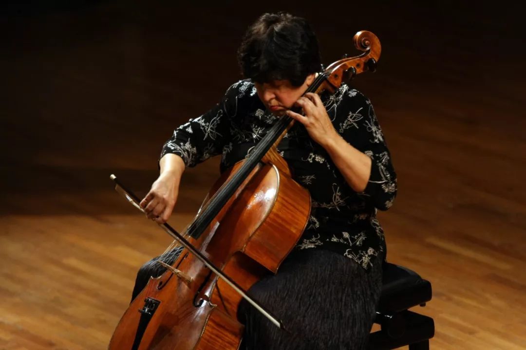 神1人分饰7位传奇大提琴家演奏满满的表情包悦趣音乐中心