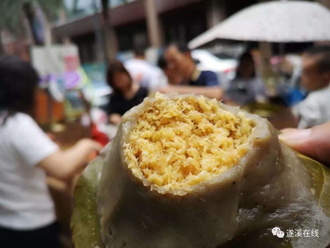 遂溪夫妻俩每日在路边摆摊一小时,月入过万?_小吃