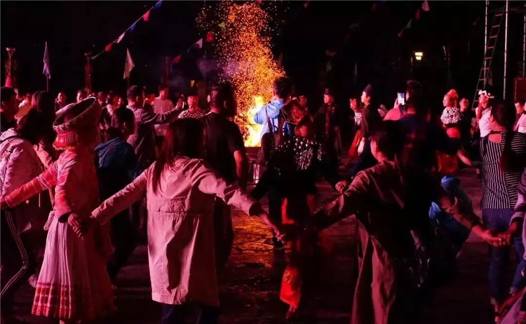 玩转度假区清风伴夏夜云南民族村2019年夜间篝火晚会欢乐开启