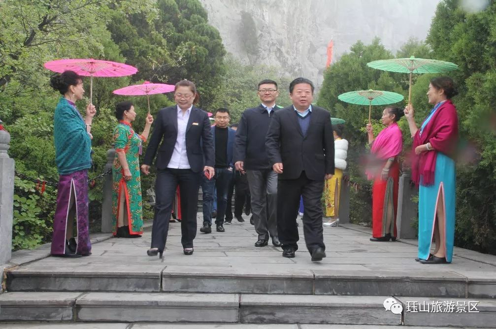 天泰公司总经理冯守纪;珏山景区总经理赵国胜;平顶山市紫隆实业有限