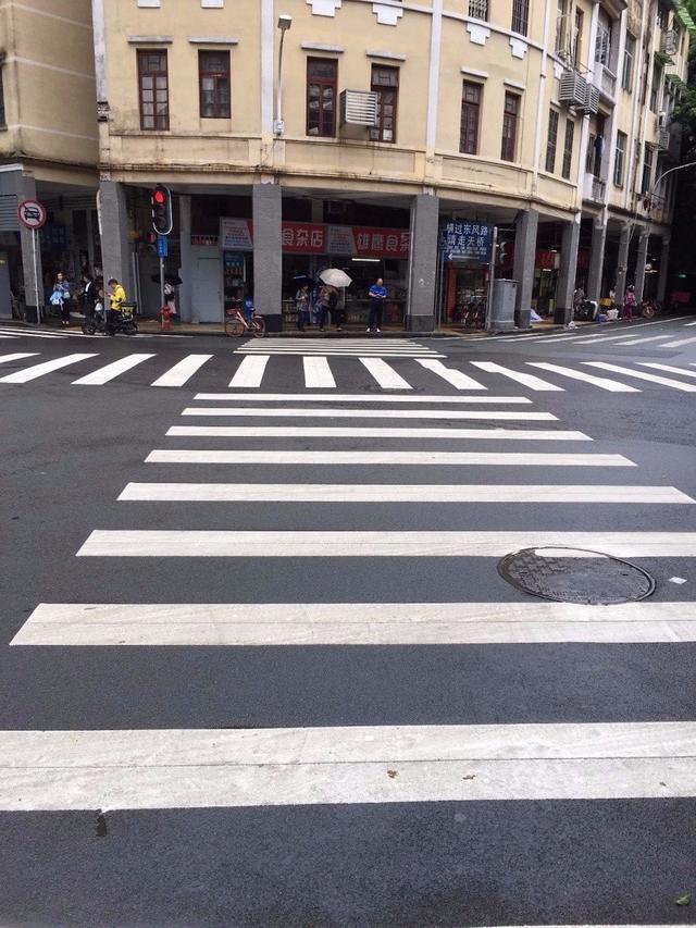 越秀广州首条对角斑马线就在豪贤路口出行的街坊你发现了吗