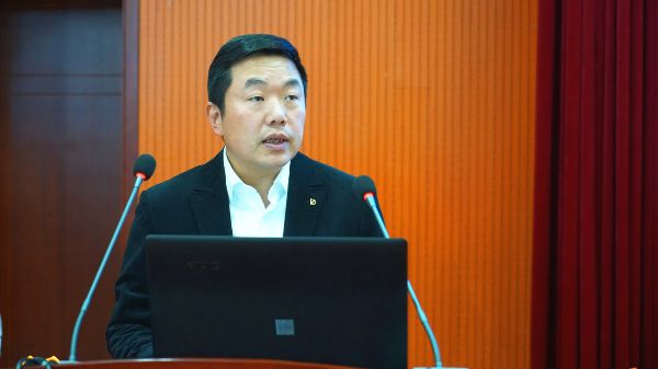 日喀则市委副书记,市长刘虎山出席会议并宣布珠峰论坛开幕中国工程院