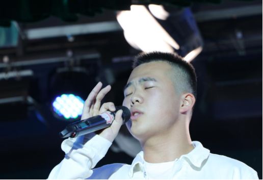 徐龙杰 《浮夸》)(8号选手 汪莎娜 《我好想你》)(9号选手 张雨阳