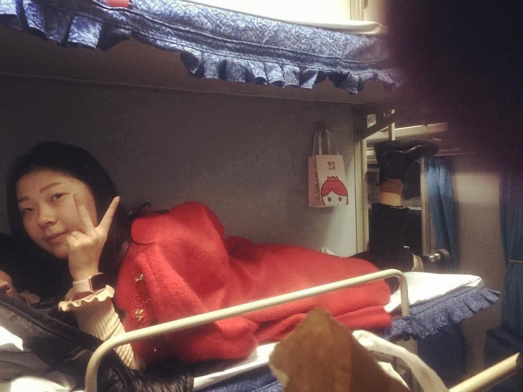 所以很多年轻人就会选择买火车卧铺,这样一来,既能解决睡觉问题,也能
