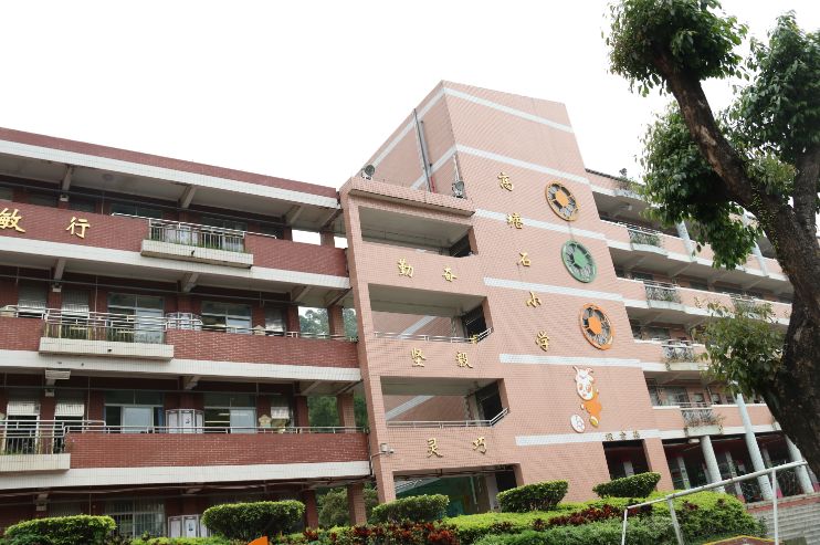 高塘石小学五年级★121不知不觉一节课就结束了,同学们都依依不舍